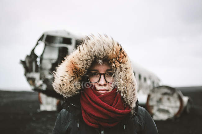 Retrato aventurero de una joven hembra frente al famoso naufragio islandés - foto de stock