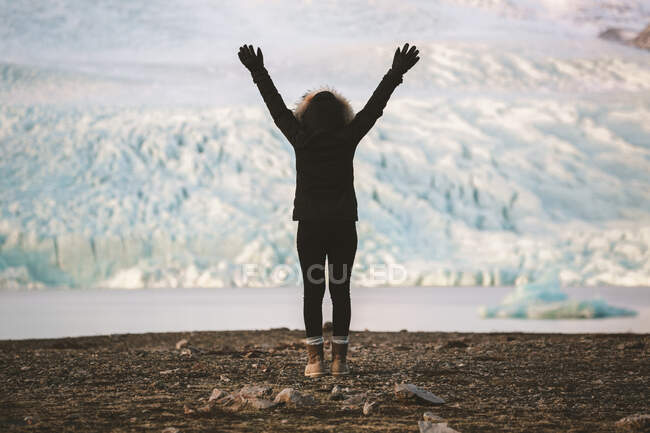 Junge Frau genießt Aussicht vor isländischer Gletscherlagune — Stockfoto