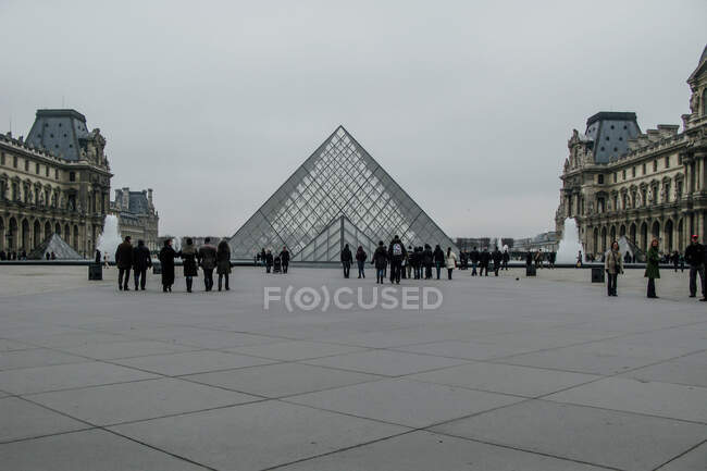 Blick auf das berühmte Louvre Museum mit der Louvre Pyramide am Abend — Stockfoto
