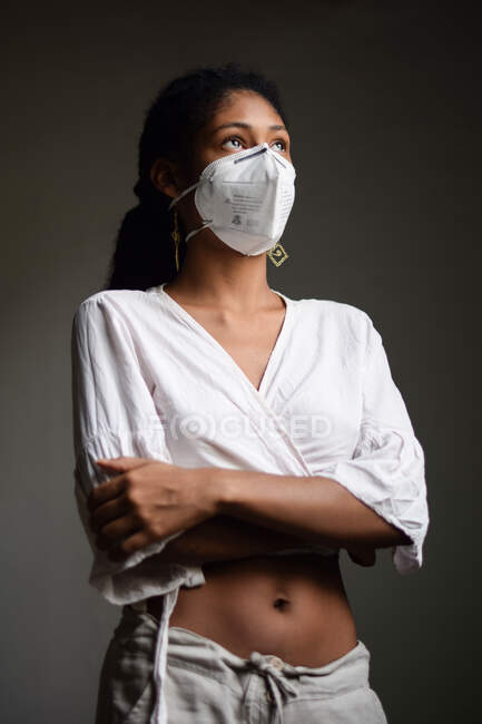 Jeune femme avec un masque facial — Photo de stock