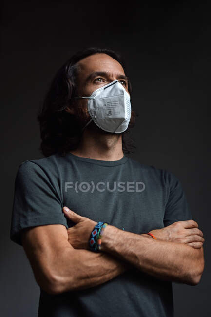 Uomo caucasico con indosso una maschera — Foto stock