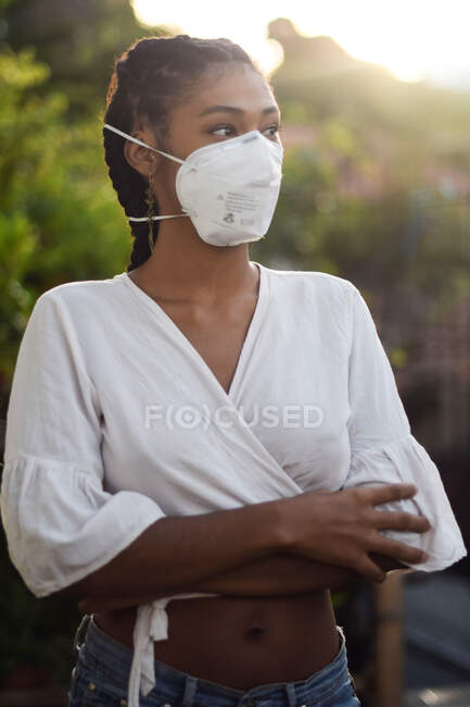 Junge schwarze Frau mit Gesichtsmaske — Stockfoto