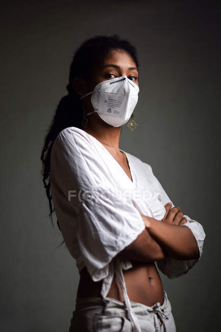 Jeune femme avec un masque facial — Photo de stock