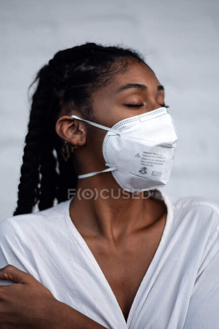Joven mujer negra en máscara facial - foto de stock