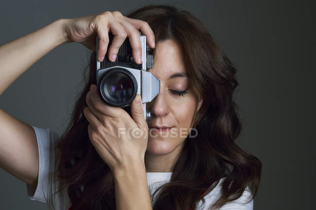 Persona tomando una foto en el estudio - foto de stock