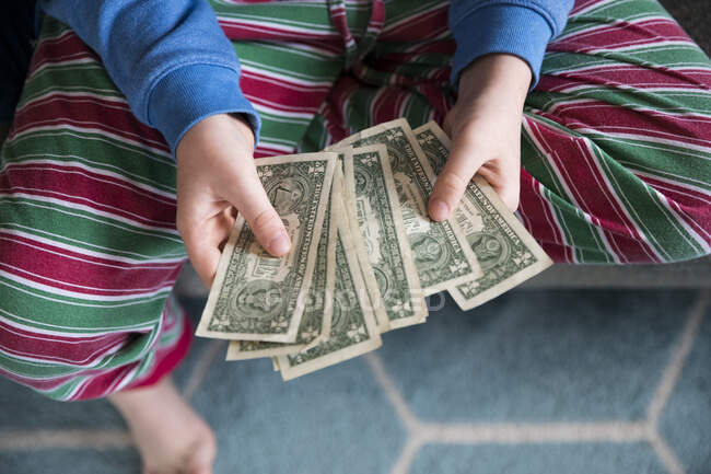 Hände, die im Hintergrund ein Geld zu Hause halten, Nahaufnahme — Stockfoto