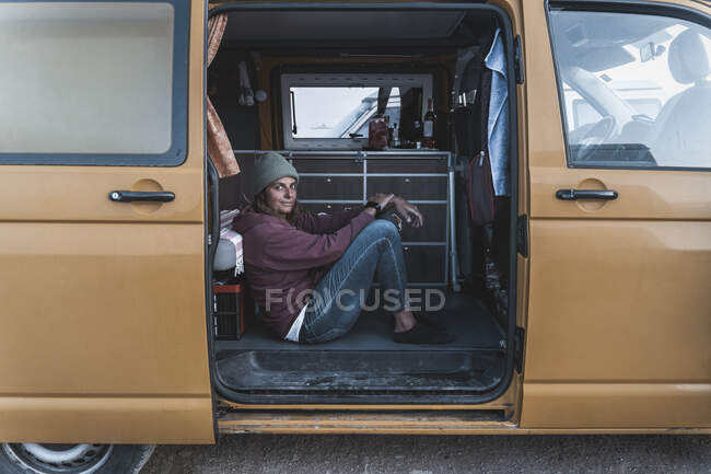 Surf ragazza stile di vita nel suo furgone — Foto stock