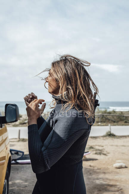 Surfing girl on the ocean — Stock Photo