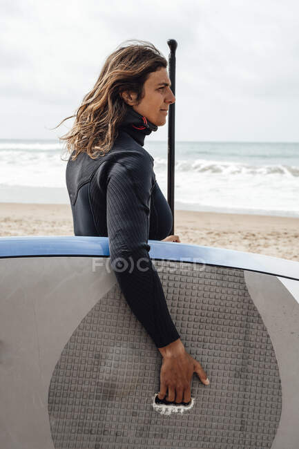 Surf fille sur l'océan — Photo de stock