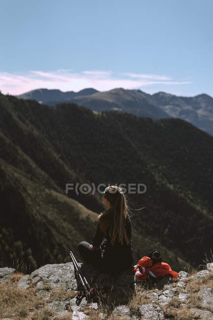 Rapariga nas montanhas a ver a paisagem. conceito de caminhante — Fotografia de Stock