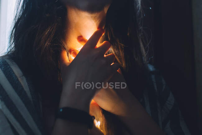 Mulher estressada com uma luz brilhando em sua garganta com um relógio inteligente — Fotografia de Stock
