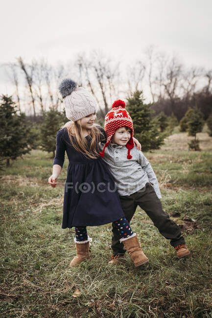 Boy and girl siblings at Christmas tree farm — Stock Photo