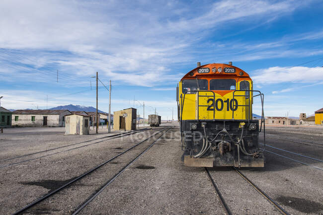 Treno nella città di confine di Ollague tra Cile e Bolivia — Foto stock