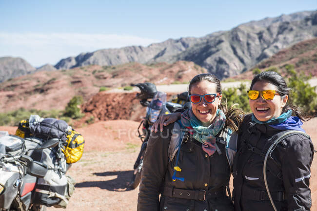 Porträt zweier Frauen in der Nähe von Tourenmotorrädern, Salta, Argentinien — Stockfoto