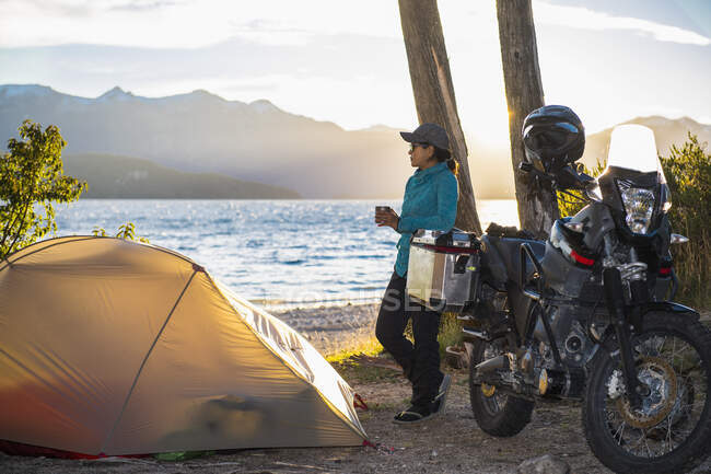 Mujer descansando en el campamento en el lago Nahuel Huapi en Patagonia - foto de stock