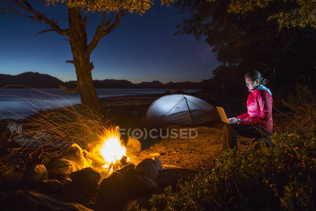 Mulher trabalhando no laptop no acampamento no Lago Nahuel Huapi, na Patagônia — Fotografia de Stock
