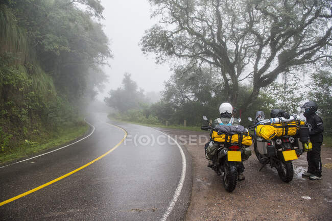 Дві жінки з туристичними мотоциклами в вологих лісах, Джужуй / Аргентина. — стокове фото