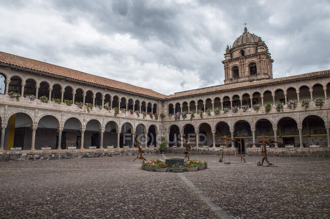 Architettura coloniale. cortile, cusco, perù — Foto stock