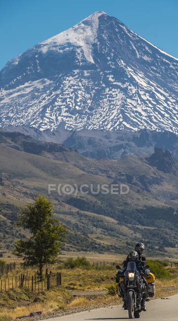 Paar auf Tourenmotorrad. Vulkan Lanin im Hintergrund, Argentinien — Stockfoto
