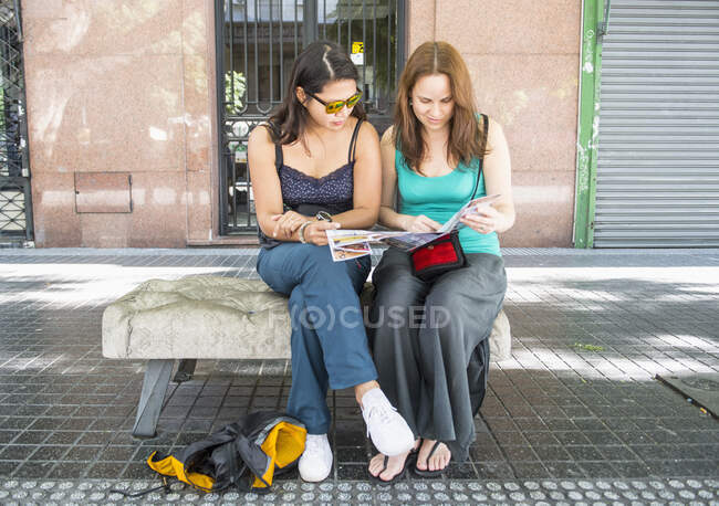Дві подружки, які дивляться на карту міста в Буенос - Айресі. — стокове фото