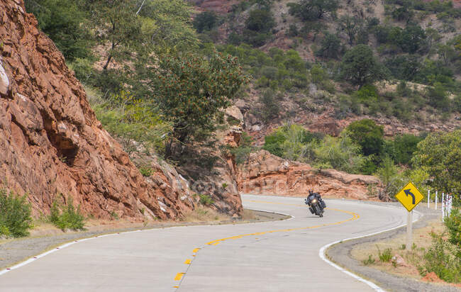 Mann fährt auf Tourenmotorrad, Potosi, Bolivien — Stockfoto