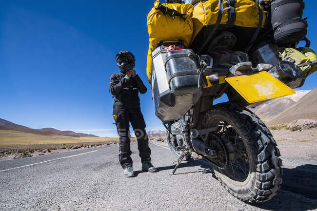 Donna si prepara a guidare la sua moto da turismo in Cile — Foto stock