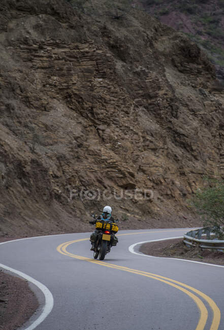 Femme en touring moto équitation torsion route en Argentine — Photo de stock