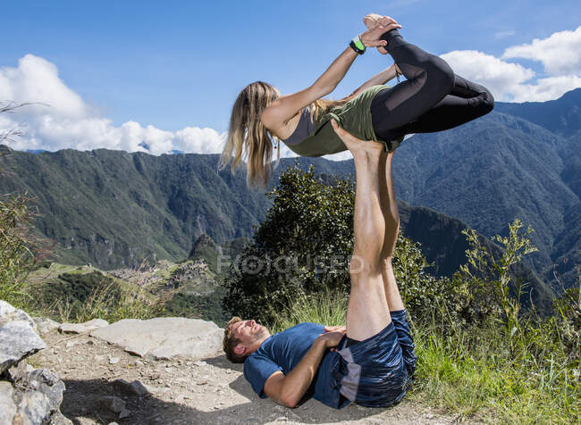 Couple practising yoga on the Inca Trail close to Machu Picchu — Stock Photo