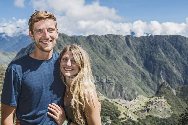 Retrato de pareja joven en el Camino Inca cerca de Machu Picchu - foto de stock