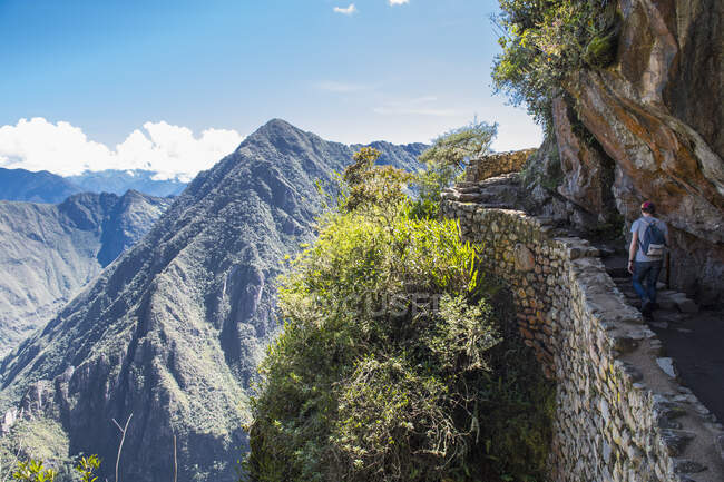 Homem caminhando pelo caminho da Trilha Inca perto de Machu Picchu — Fotografia de Stock
