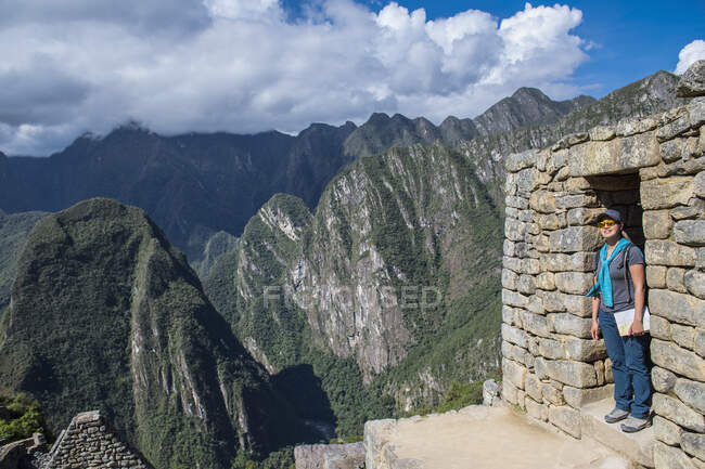 Femme explorant les ruines du Machu Picchu — Photo de stock