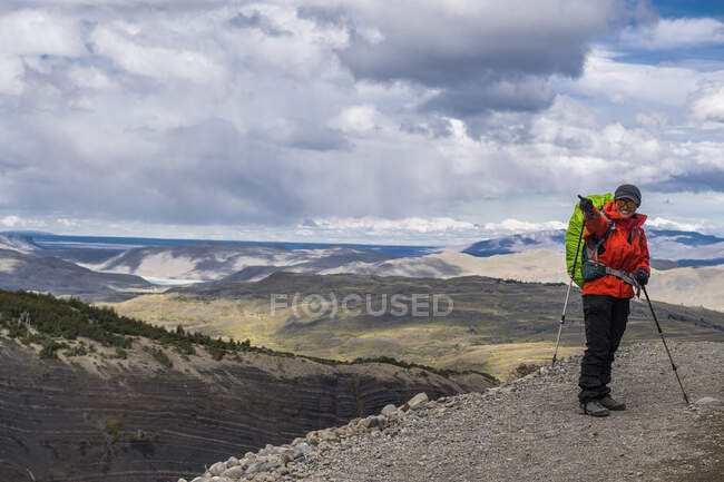 Senderista femenina en el Parque Nacional Torres del Paine en Patagonia - foto de stock