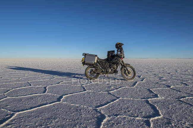 Tourenmotorrad auf den Salinen in Uyuni in Bolivien — Stockfoto