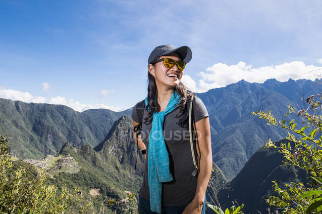 Donna sul sentiero Inca vicino a Machu Picchu — Foto stock