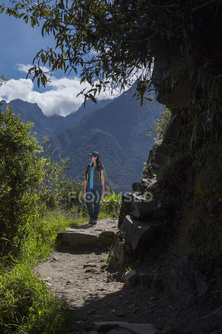 Frau wandert auf dem Inka-Pfad nahe Machu Picchu — Stockfoto