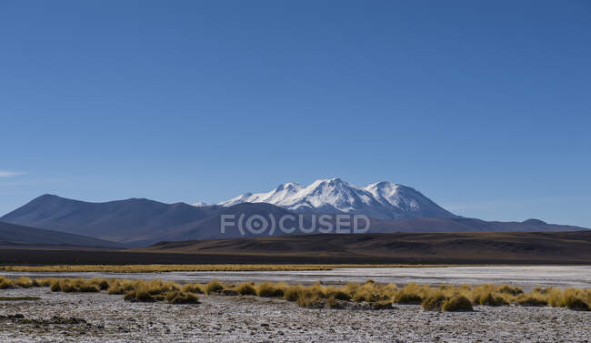 Tiro cênico de belas montanhas e vale no dia ensolarado — Fotografia de Stock