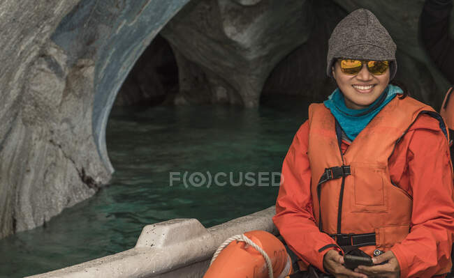 Frau bewundert die Marmorhöhlen, die Kathedrale von Murmeltier, Chili — Stockfoto