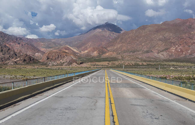 Paisagem com cordilheira. rodovia na América do Sul — Fotografia de Stock