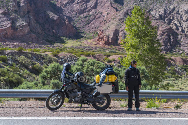 Woman standing next to touring motorbike, Mendoza - Argentina — Stock Photo