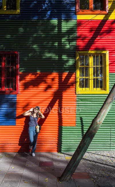 Frau erkundet den Stadtteil La Boca in Buenos Aires — Stockfoto