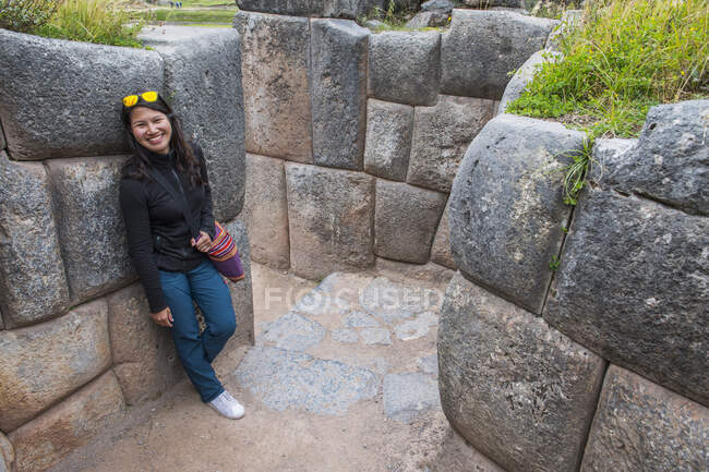 Donna che esplora Sacsayhuaman, un antico sito Inca sopra Cusco / Perù — Foto stock
