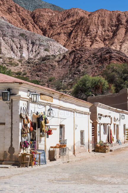 Piccola strada nel villaggio di Purmamarca in Argentina — Foto stock