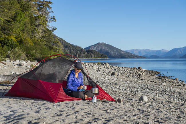 Woman relaxing at camp at the Nahuel Huapi Lake in Patagonia — Stock Photo