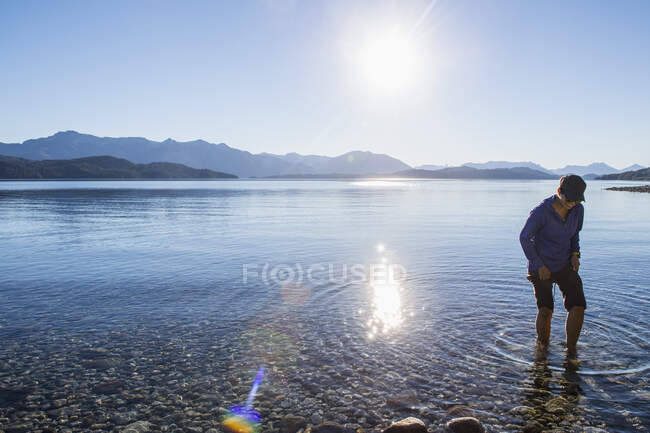 Mulher tentando a água no Lago Nahuel Huapi na Patagônia — Fotografia de Stock
