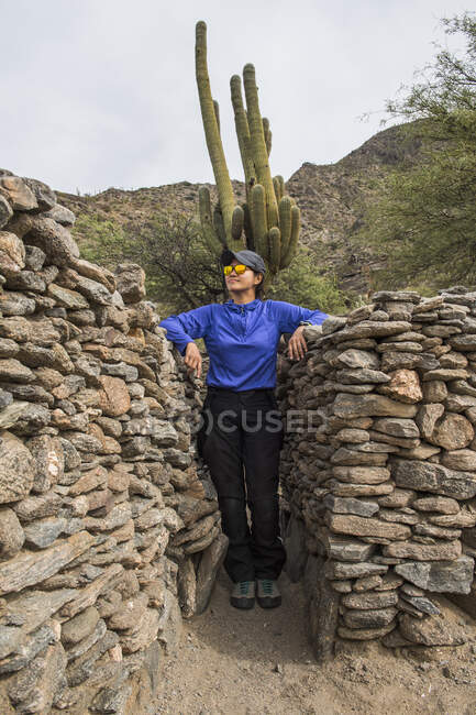 Frau erkundet Ruinen, Ruinen von Quilmes in der Provinz Tucuman — Stockfoto