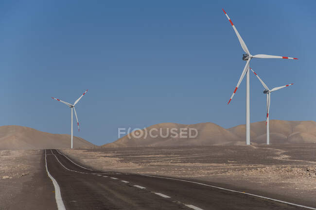 Turbinas eólicas no deserto — Fotografia de Stock