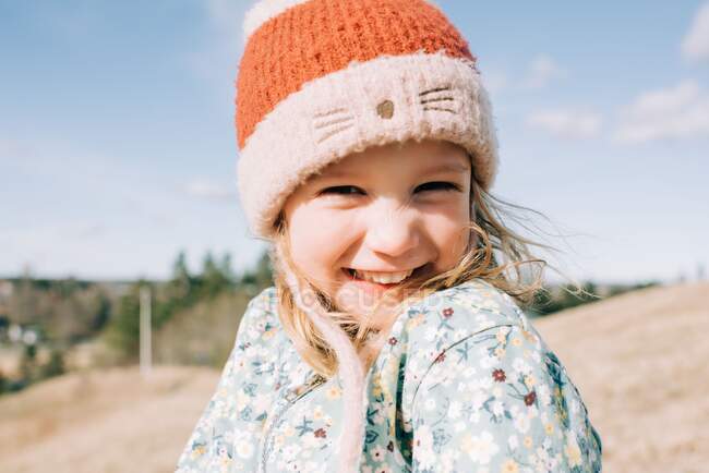Портрет молодої дівчини, яка посміхається з волоссям, що дме на вітрі — стокове фото