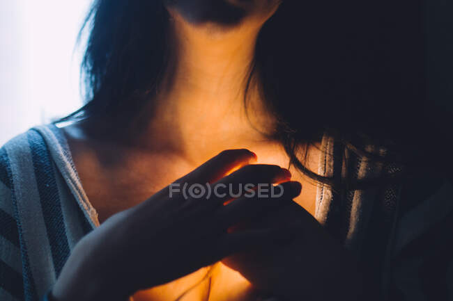 Mulher estressada com uma luz brilhando em sua garganta. — Fotografia de Stock