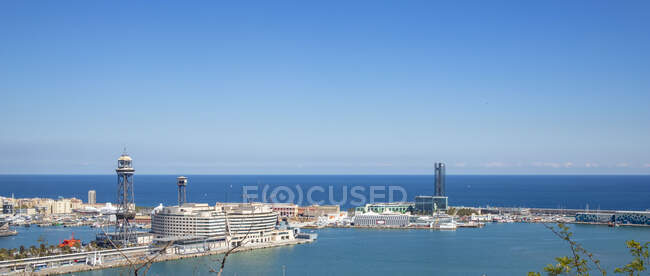 Skyline de Barcelona desde la montaña Montjuic con vistas al puerto y t - foto de stock