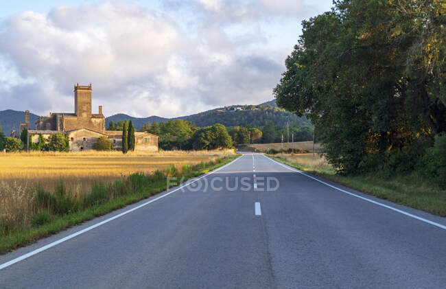 Rural village with straw bales at sunset on the Mediterranean coast — Stock Photo